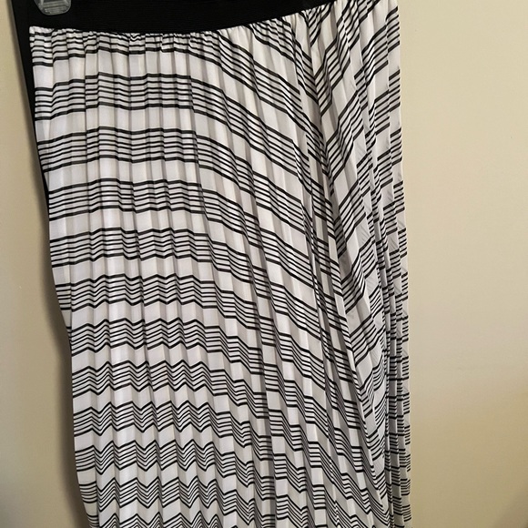 2 skirts - Picture 3 of 4